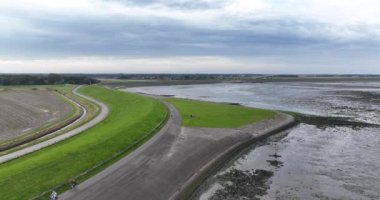 Wadden, Texel, Hollanda. Doğal su bariyer görevi görüyor. Hava aracı videosu. Tekel 'in Doğası.