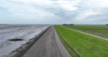 Wadden, Texel, Hollanda. Doğal su bariyer görevi görüyor. Hava aracı videosu. Tekel 'in Doğası.
