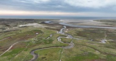 Texel 'in Ulusal Park Kumulları, Hollanda. Doğa rezervi, kum tepeleri, kuzey denizi. Bir hava aracı videosu.