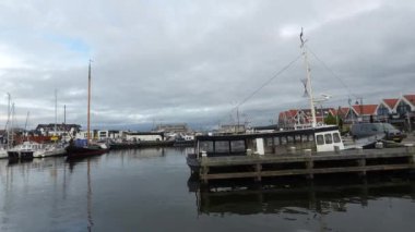 Urk, Flevoland, Hollanda, 30 Ekim 2024 Urk Limanı 'nda yapılan video. Tarihi balıkçı köyü. İskeleden görünüm.