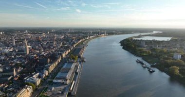 Antwerp, Belçika 'nın hava aracı videosu, şehir manzarası, Schelde Nehri manzarası.