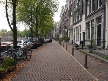 Amsterdam, Kuzey Hollanda, Hollanda, 2 Ekim 2024: Fotoğraf Amsterdam, Hollanda şehir merkezinde çekildi. Kanallar ve kanal evleri. Şehir sokakları.