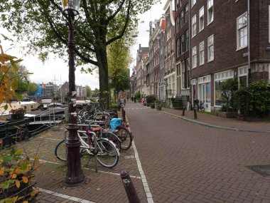 Amsterdam, Kuzey Hollanda, Hollanda, 2 Ekim 2024: Fotoğraf Amsterdam, Hollanda şehir merkezinde çekildi. Kanallar ve kanal evleri. Şehir sokakları.