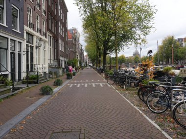 Amsterdam, Kuzey Hollanda, Hollanda, 2 Ekim 2024: Fotoğraf Amsterdam, Hollanda şehir merkezinde çekildi. Kanallar ve kanal evleri. Şehir sokakları.