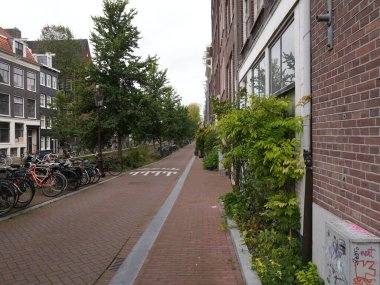 Amsterdam, Kuzey Hollanda, Hollanda, 2 Ekim 2024: Fotoğraf Amsterdam, Hollanda şehir merkezinde çekildi. Kanallar ve kanal evleri. Şehir sokakları.