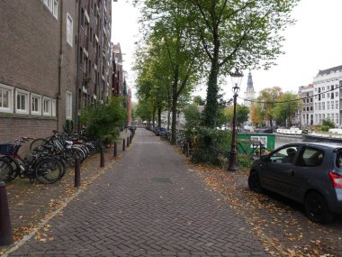 Amsterdam, Kuzey Hollanda, Hollanda, 2 Ekim 2024: Fotoğraf Amsterdam, Hollanda şehir merkezinde çekildi. Kanallar ve kanal evleri. Şehir sokakları.