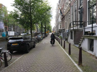 Amsterdam, Kuzey Hollanda, Hollanda, 2 Ekim 2024: Fotoğraf Amsterdam, Hollanda şehir merkezinde çekildi. Kanallar ve kanal evleri. Şehir sokakları.