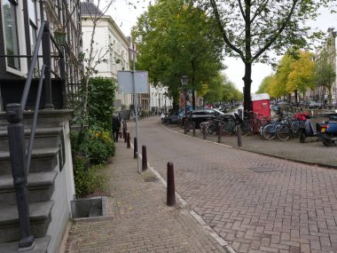 Amsterdam, Kuzey Hollanda, Hollanda, 2 Ekim 2024: Fotoğraf Amsterdam, Hollanda şehir merkezinde çekildi. Kanallar ve kanal evleri. Şehir sokakları.