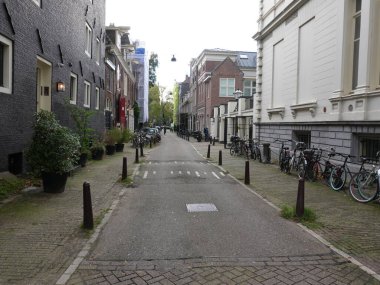 Amsterdam, Kuzey Hollanda, Hollanda, 2 Ekim 2024: Fotoğraf Amsterdam, Hollanda şehir merkezinde çekildi. Kanallar ve kanal evleri. Şehir sokakları.