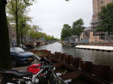 Amsterdam, Kuzey Hollanda, Hollanda, 2 Ekim 2024: Fotoğraf Amsterdam, Hollanda şehir merkezinde çekildi. Kanallar ve kanal evleri. Şehir sokakları.