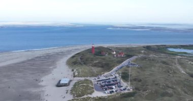 Wadden Adası 'nın kuzey tarafındaki sahil, Texel, deniz feneri, bir hava aracı videosu.