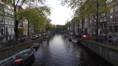 Amsterdam Kanalları ve çevresindeki kanal evleri. Hollanda 'da. Sonbahar görünümü.