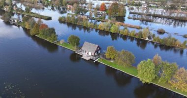 Scheendijk 'te küçük eğlence evleri, su ve eğlence alanı, Loosdrechtse plassen. Hava aracı videosu.