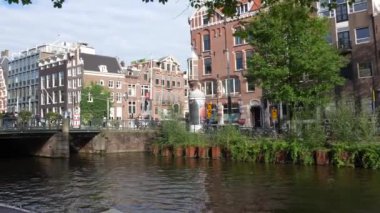 Amsterdam, Kuzey Hollanda, Hollanda, 2 Ekim 2024: Amsterdam Kanalları, şehir merkezi, Amsterdam şehir merkezi, Hollanda. Tarihi su yolları ve evler.