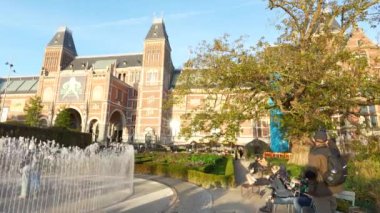 Amsterdam, Kuzey Hollanda, Hollanda, 2 Kasım 2024: Amsterdam 'daki Rijksmuseum' da bahçeler. Hollanda sanat müzesi Amsterdam, Hollanda 'da.