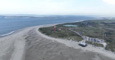Wadden Adası 'nın kuzey tarafındaki sahil, Texel, deniz feneri, hava aracı videosu..