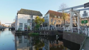 Waagplein, Hollanda 'daki Alkmaar şehir merkezindeki kanallar. Döndürme görünümü.