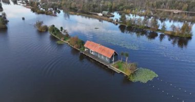 Loosdrechtse Plassen 'de küçük bir eğlence evi, hava aracı videosu. Hollanda 'da suyla çevrili küçük bir ev..