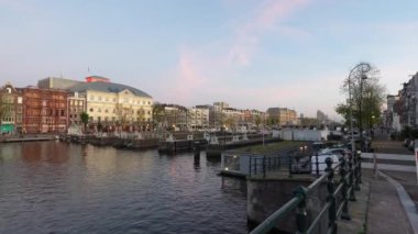 Amsterdam, Kuzey Hollanda, Hollanda, 2 Kasım, Amsterdam, Hollanda 'da Amstel nehri ve kanalları. Kemerlerinizi bağlayın..