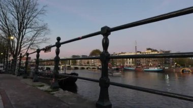Amsterdam, Hollanda ve Avrupa 'daki Amstel nehri ve kanalları, kanal evleri.