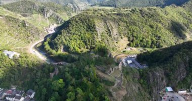 Burg 'un hava aracı görüntüleri harabe ve Ahr vadisi, Ahr nehri ve üzüm bağları..