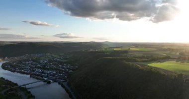 Gün batımında Alken, Almanya 'da bir vadide insansız hava aracı videosu. Moselle Nehri, altın saat.