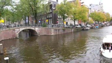 Amsterdam, Kuzey Hollanda, Hollanda, 2 Ekim 2024: Kanallar, Amsterdam şehir merkezi, Amsterdam şehir merkezi, Hollanda. Tarihi su yolları ve evler. Panning videosu.