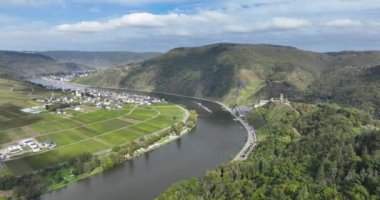 Moselle bölgesi vadisi, sarmaşıklar ve kaleler. Yaz mevsiminde doğanın güzelliği, insansız hava aracı videosu. Turistik sıcak nokta.