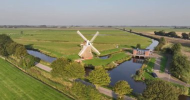 Krimstermolen 'in hava aracı videosu. Kuzey Zuidwolde köyü, Het Hogeland, Groningen bölgesi..
