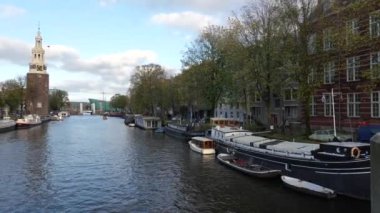 Amsterdam, Kuzey Hollanda, Hollanda, 27 Ekim 2024: The Montelbaanstoren, Amsterdam 'ın merkezindeki Oudeschans' da 1516 yılından bu yana Hollanda 'da bulunan bir Amsterdam kulesidir. Döndürme