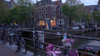 Amsterdam, Kuzey Hollanda, Hollanda, 27 Ekim 2024: Amsterdam kanalları The Jordaan, Amsterdam 'da. Karanlık, gün batımı, sokak manzarası.