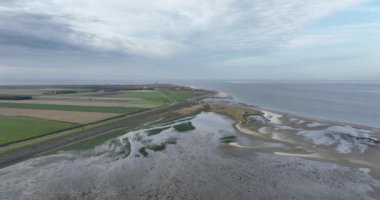 Wadden 'ın hava aracı videosu, Texel, Hollanda' daki sahil şeridi. Uzakta Texel 'in deniz feneri.