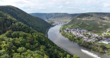 Alman Rhineland Palatinate eyaletindeki Moselle nehri üzerindeki Beilstein kasabasındaki bir vadinin insansız hava aracı videosu..