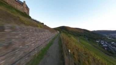 Thurant Şatosu, FPV insansız hava aracı videosu, Alken, Almanya 'daki Moselle bölgesindeki eski kale günbatımında..