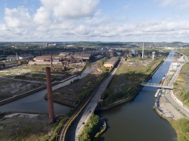 Ağır endüstriyel çelik ve metal üretimi. Charleroi, Belçika patlama fırını. Hava aracı fotoğrafları..