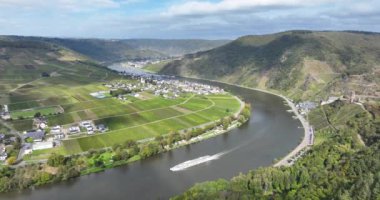 Alman Rhineland Palatinate eyaletindeki Moselle nehri üzerindeki Beilstein kasabasındaki bir vadinin insansız hava aracı videosu..