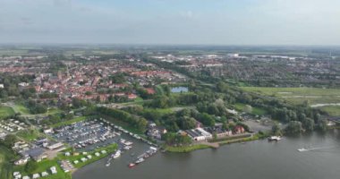 Utrecht, Hollanda 'nın tarihi Culemborg köyünün insansız hava aracı videosu..