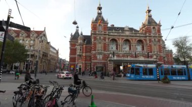 Amsterdam, Kuzey Hollanda, Hollanda, 2 Kasım 2024: Amsterdam şehir merkezinde Leidsche Meydanı eğlencesi, Hollanda. Tramvay, kafe ve restoranlar. Sokak görünümü.