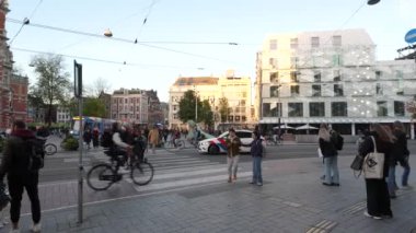 Amsterdam, Kuzey Hollanda, Hollanda, 2 Kasım 2024: Amsterdam şehir merkezinde Leidsche Meydanı eğlencesi, Hollanda. Tramvay, kafe ve restoranlar. Sokak görünümü.
