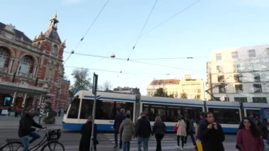 Amsterdam, Kuzey Hollanda, Hollanda, 2 Kasım 2024: Amsterdam şehir merkezinde Leidsche Meydanı eğlencesi, Hollanda. Tramvay, kafe ve restoranlar. Sokak görünümü.