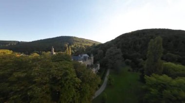 Alman Andernach yakınlarındaki Ren nehri boyunca uzanan Schloss Şatosu. Tarihsel katalog şimdi olaylar için dekor oldu. FPV 'nin etrafta uçuşunu gösteren bir video.