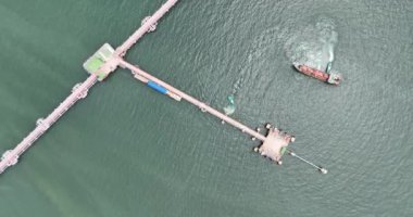 Tayland limanındaki bir tanker gemisinin insansız hava aracı videosu. Havadan aşağıya, sıvı kimyasal ürünlerin endüstriyel taşımacılığı.