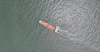 Tayland limanındaki bir tanker gemisinin insansız hava aracı videosu. Havadan aşağıya, sıvı kimyasal ürünlerin endüstriyel taşımacılığı.