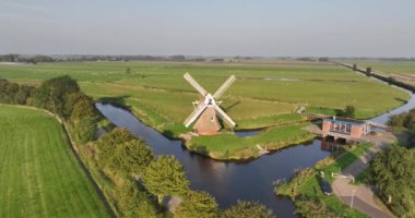 Krimstermolen 'in hava aracı videosu. Kuzey Zuidwolde köyü, Het Hogeland, Groningen bölgesi..