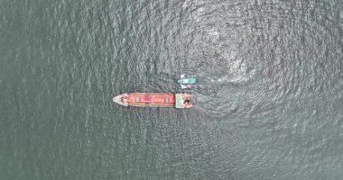 Tayland limanındaki bir tanker gemisinin insansız hava aracı videosu. Havadan aşağıya, sıvı kimyasal ürünlerin endüstriyel taşımacılığı.