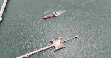 Tayland limanındaki bir tanker gemisinin insansız hava aracı videosu. Havadan aşağıya, sıvı kimyasal ürünlerin endüstriyel taşımacılığı.