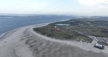 Wadden Adası 'nın kuzey tarafındaki sahil, Texel, deniz feneri, bir hava aracı videosu.