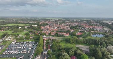 Utrecht, Hollanda 'nın tarihi Culemborg köyünün insansız hava aracı videosu..