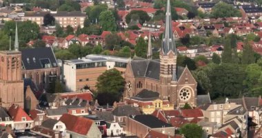 Hollanda 'nın Gelderland eyaletindeki Culemborg' daki Markt Kilisesi 'nde. Kuleye Barbaratoren deniyor. Hollanda 'da. Hava aracı videosu.