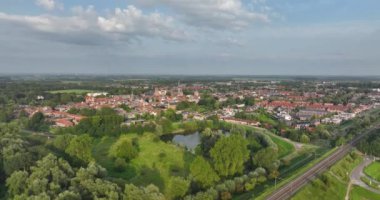 Culemborg, Gelderland, Hollanda 'nın şehir genel görünümü, bir hava aracı videosu..